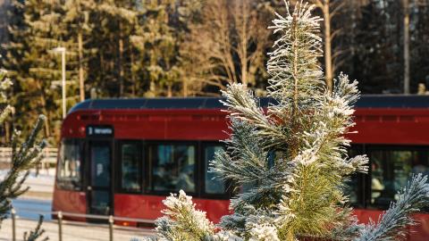 Ratikka talvimaisemassa.