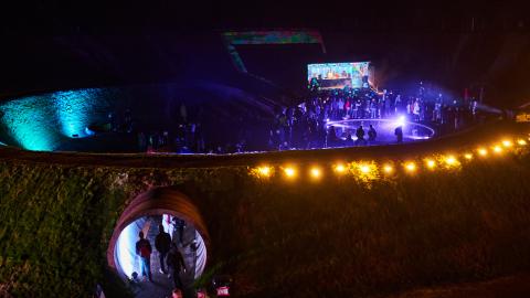 Ihmisiä yötapahtumassa ulkoilmassa.