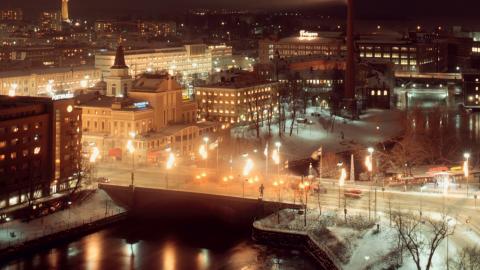 Tampereen keskustan öinen maisema, jossa keskellä Hämeensilta.