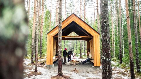 Kintulammen retkeily- ja luonnonsuojelualueen metsikköön on rakennettu moderni laavu levähdyspaikaksi. 