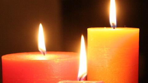 Kolme kynttilää rivissä 