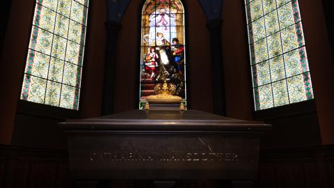 Kirkon kappeli, jonka kolmella seinällä on lasimaalauksin koristellut isot ikkunat. Keskellä tilassa on tumma hauta-arkku, jonka päällä on kultainen kruunu. Arkun kyljessä on nimi Catharina Månsdotter