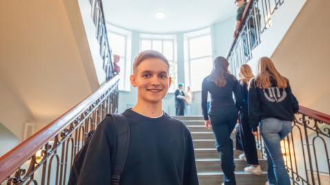 Clasun opiskelija koulun portaikossa.