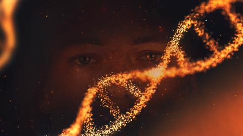 Kultaisena hohtavan DNA-rihmaston takaa näkyvät ihmisen silmät.