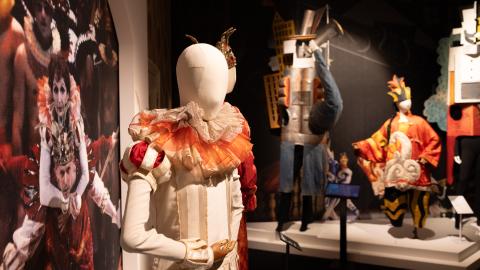 Näyttelytilassa esillä värikkäitä asuja Rooman oopperasta.