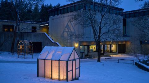 Näkymä Sara Hildenin taidemuseosta veistospuistoineen talvella ilta-aikaan.