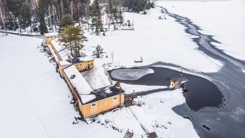 The Rauhaniemi sauna building on the shore of Lake Näsijärvi in winter, when sauna-goers can use the ice hole.
