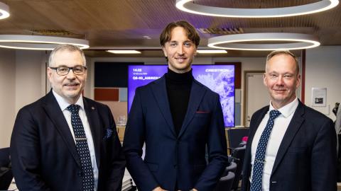 Three men standing in the group photo: President Keijo Hämäläinen, Mayor Ilmari Nurminen, and President Mika Hannula.