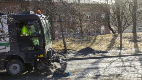Harjauskone putsaa kävely- ja pyörätietä Frenckellin rakennuksen edustalla keväällä.