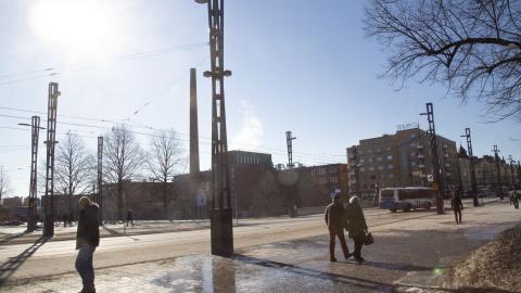 Ihmisiä kävelee keskustassa keväällä.