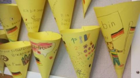 Kuva kieliluokan seinältä