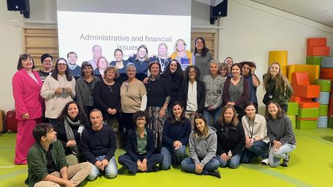 Ryhmäposeeraus Edufirst vierailulta Linnanmaan päiväkodissa 2024.