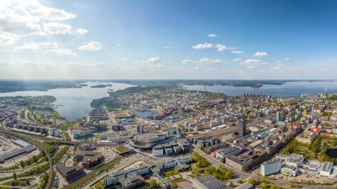 Ilmakuva kesäisestä Tampereen keskustasta järvien välissä.
