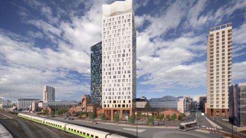 Vaalea torni oikealla radan takana.