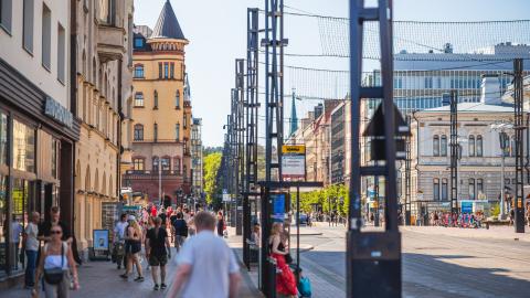 Ihmiset kävelevät kesäisellä Hämeenkadulla Keskustorin tuntumassa. 