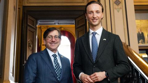 Pormestari Ilmari Nurminen ja Yhdysvaltain Suomen-suurlähettiläs Howard W. Brodie seisomassa vierekkäin Raatihuoneen portaikossa.