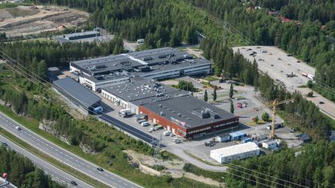 Ilmakuva Takkin Nirvassa sijaitsevasta koulutuskeskuksesta, joka on iso rakennuskompleksi puuston keskellä.