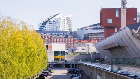 Aurinkoinen Ratinan rantatie ja Tampereen stadionin katsomon takaosa Laukonsillan suunnalta nähtynä, taustalla Nokia-areena.