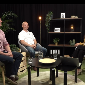 Kaksi miestä ja nainen juttelevat studiossa.