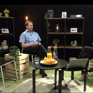 Mies ja nainen juttelevat studiossa