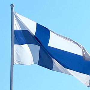 Suomen lippu liehuu.