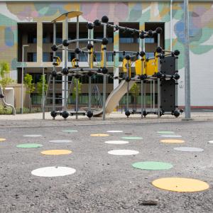 Koulutalo, edustalla lasten leikkipaikka