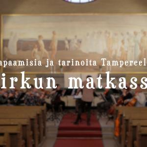 Kamarimusiikkiseuran orkesteri soittaa Tampereen Tuomiokirkon etuosassa. Vasemmassa reunassa saaranastuoli. Taustalla Magnus Enckellin maalaus Ylösnousemus.