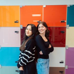 Clasulaisia yhdysrakennuksessa.