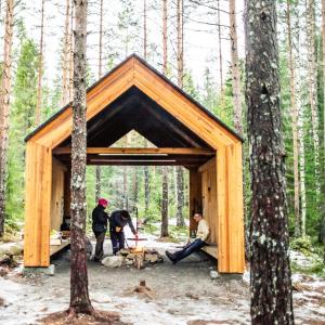 A modern shelter has been built in the wooded area of the Kintulampi hiking and nature reserve as a resting place.