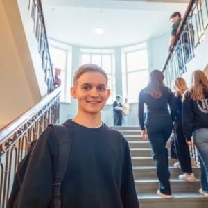 Clasun opiskelija koulun portaikossa.