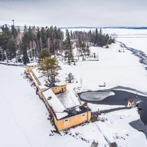 The Rauhaniemi sauna building on the shore of Lake Näsijärvi in winter, when sauna-goers can use the ice hole.