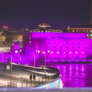 Tammerkoski valaistuna violetiksi.