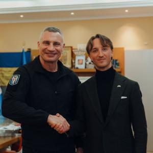 Kuvassa Kiovan pormestari Vitali Klitschko ja Tampereen pormestari Ilmari Nurminen kättelemässä. 