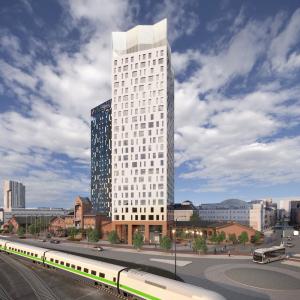 Vaalea torni oikealla radan takana.