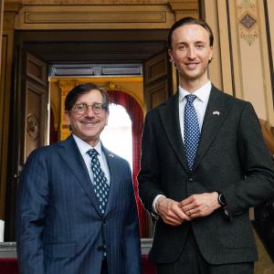 Pormestari Ilmari Nurminen ja Yhdysvaltain Suomen-suurlähettiläs Howard W. Brodie seisomassa vierekkäin Raatihuoneen portaikossa.