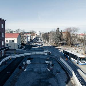 Ilmakuva Nuolialantieltä Härmälän koulun kohdalla katutyöstä.