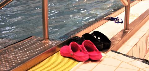 Jalkineita uimahallin altaalla.