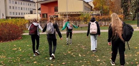 Oppilaita ulkona