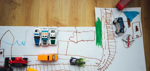 Paperille piirretty automatto, jossa ajelee autoja