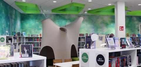 Koivistonkylän kirjaston sisältä.