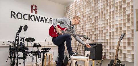 Kitaran soittaja Metson Rockway-huoneessa.