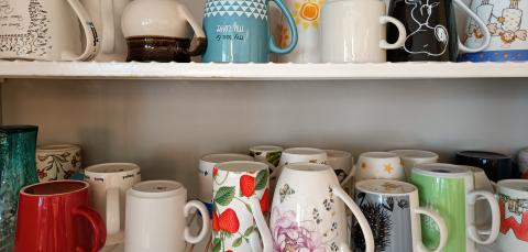 Kahvikuppeja kaapissa