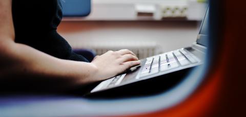 Tietokoneella työskentelyä.