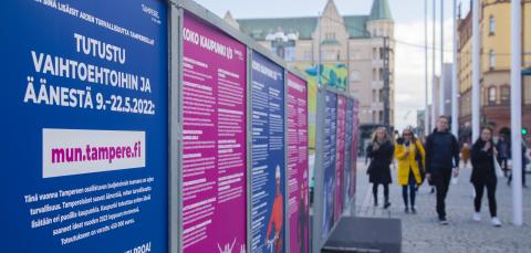 Vaalitelineet esittelevät osallistuvan budjetoinnin äänestysvaihtoehtoja Keskustorilla.