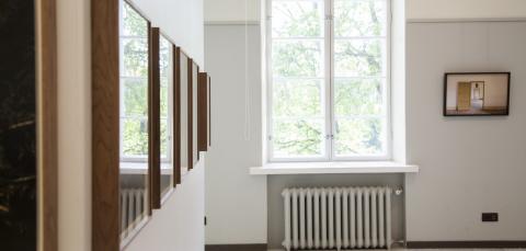 Taidenäyttely ja aurinkoinen ikkuna.