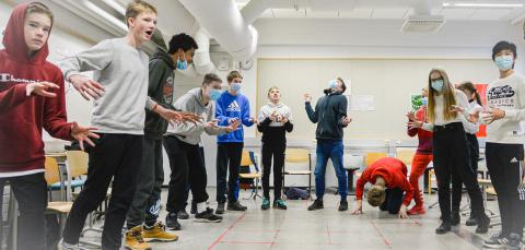 Kahdeksasluokkalaiset tekevät ilmeikkäitä patsaita draamatyöpajassa.