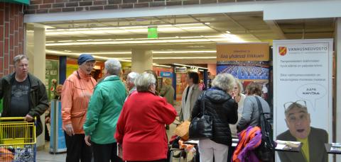 Vanhusneuvoston tilaisuus kauppakeskus Duossa.