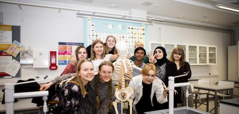 Tampereen lyseon lukion opiskelijoita yhdessä.