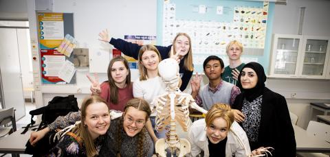 Tampereen lyseon lukion opiskelijoita yhdessä.