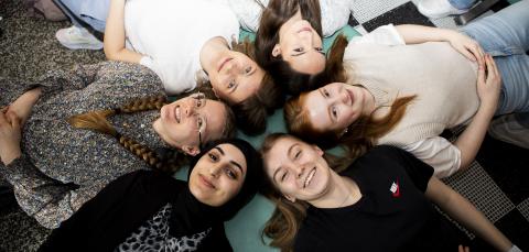 Tampereen lyseon lukion opiskelijoita yhdessä.